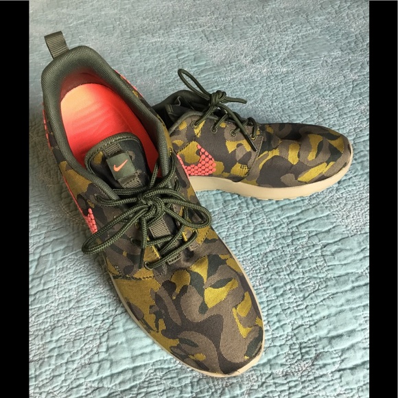 Nike Roche One Premium Plus Sneakers - Picture 2 of 5